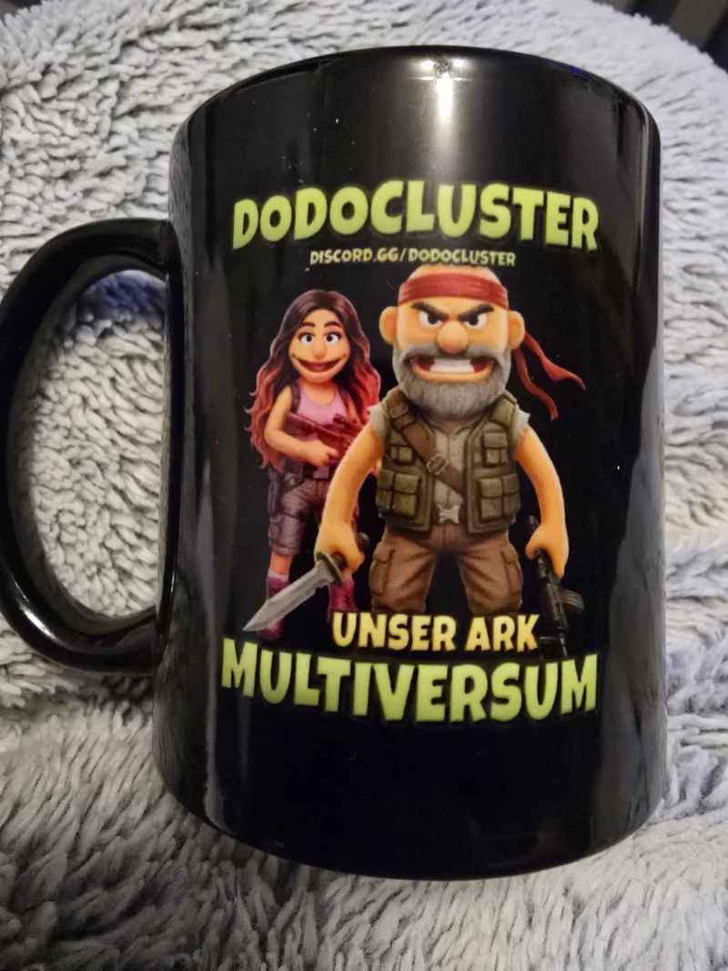 Mottes ersteigerte schwarze Dodocluster-Tasse mit Community-Motiv